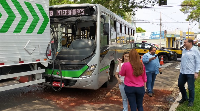 Acidente entre ônibus e caminhão deixa sete pessoas feridas em Maringá