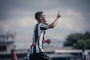 Atacante Firmino em comemoração de um de seus dois gols - Foto: Odair Figueiredo