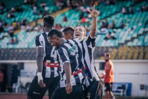 Atacante Alef Leite comemorando seu gol com os companheiros - foto: Odair Figueiredo