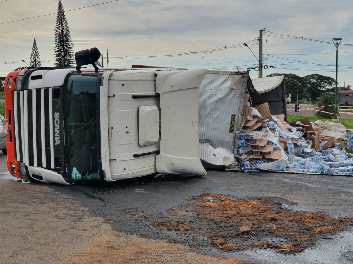 Carreta carregada de cerveja tomba no Contorno Sul de Maringá