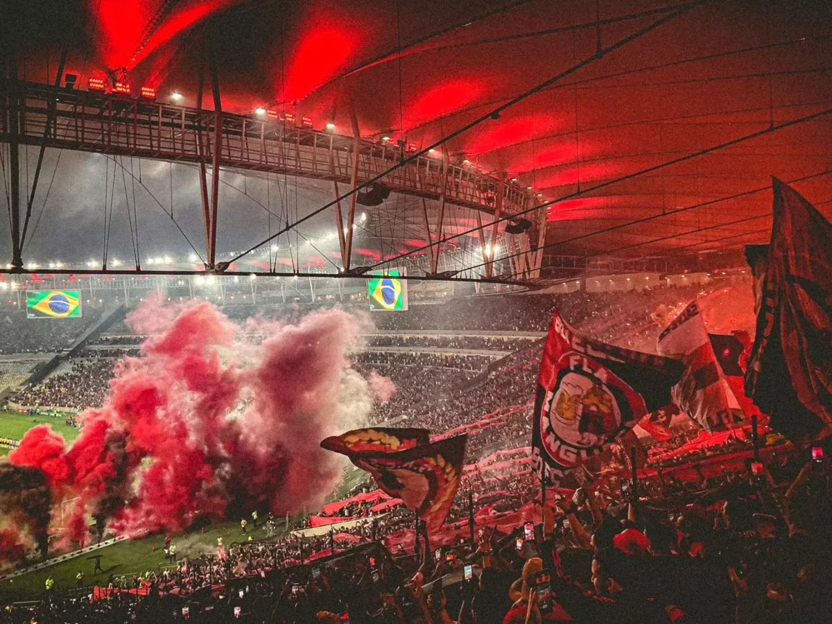 bandeiras torcida flamengo fumaca