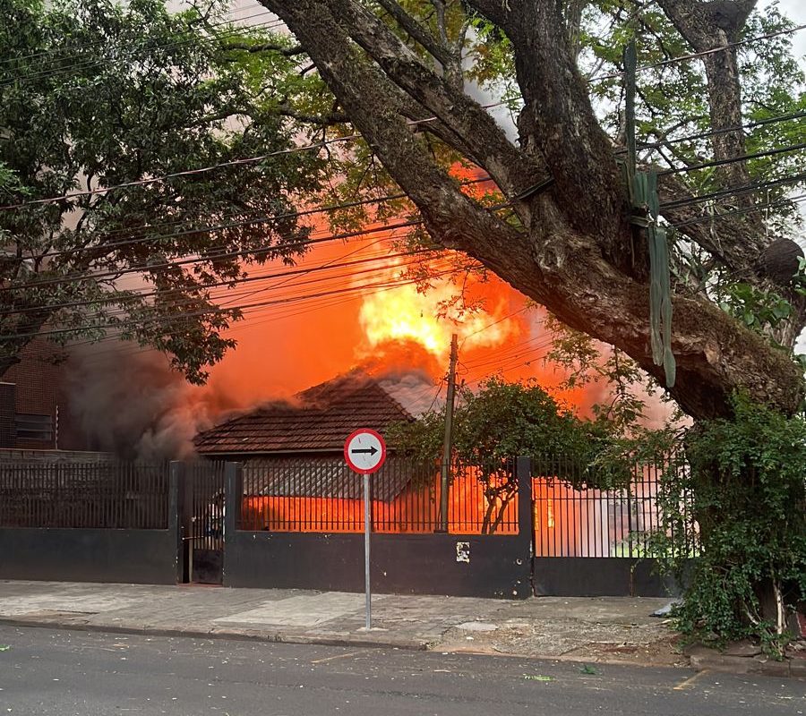 Vídeo – incêndio na Zona 7 deixa uma pessoa morta e três feridas gravemente