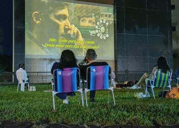 Público se acomodou no gramado para assistir ao filme (Crédito da Foto: Cristiano Martinez)