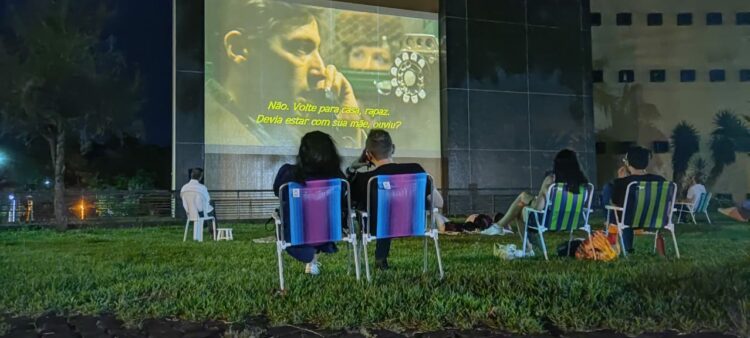 Público se acomodou no gramado para assistir ao filme (Crédito da Foto: Cristiano Martinez)