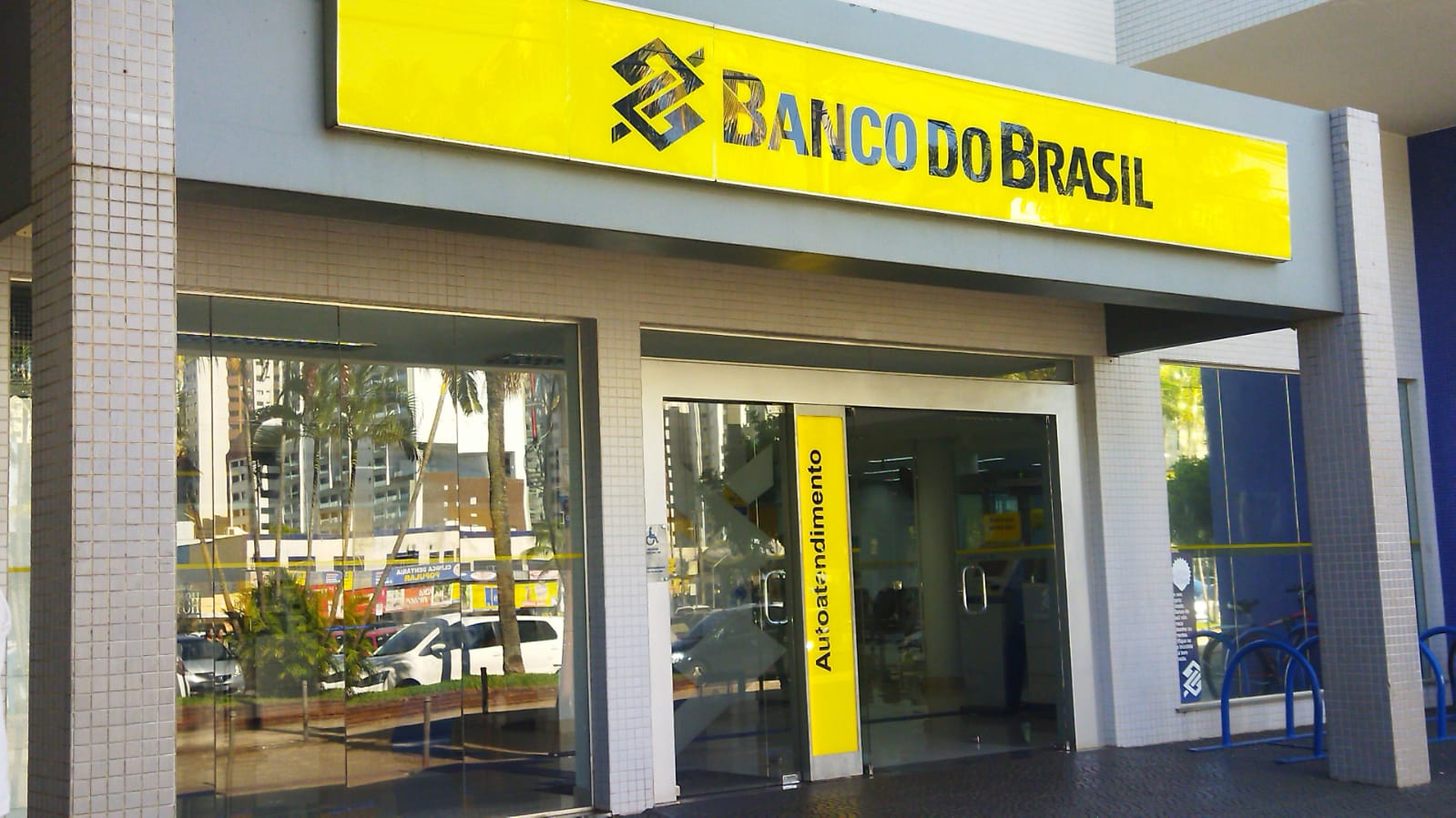 Sexta tem jogo do Brasil e bancos têm horário especial