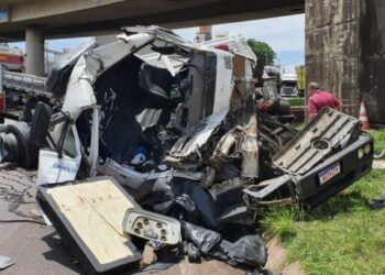 Vídeo – câmera registra momento em que caminhão cai de viaduto em Maringá