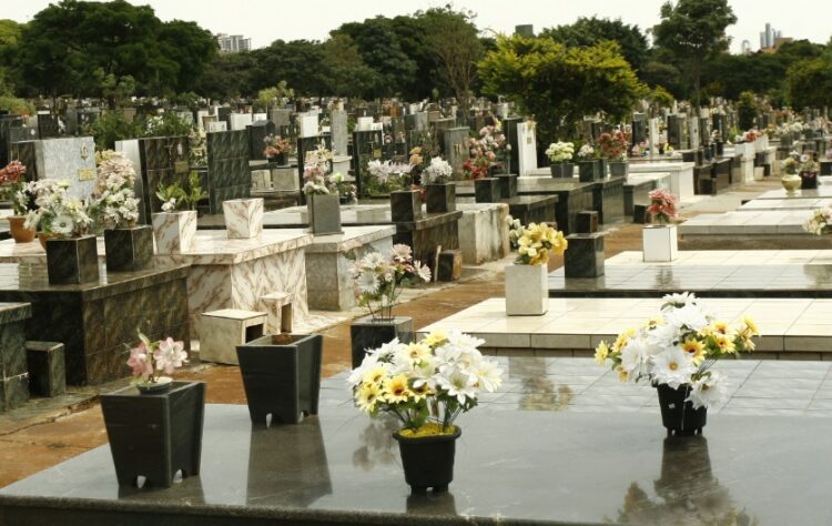 Maringá terá oito missas no Cemitério Municipal e duas no Cemitério Parque nesta quarta, 2