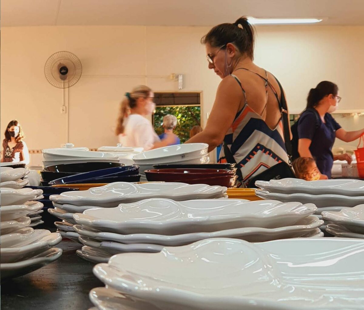 Nesta quinta-feira, 17, tem feira de louças no Lar Escola de Maringá