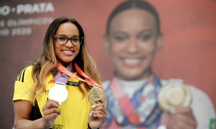 A campeã mundial e olímpica Rebeca Andrade esteve na Gávea para uma homenagem e coletiva de imprensa. No ginásio, ela mostrou as medalhas conquistadas. Crédito - Gilvan de Souza/CR Flamengo.