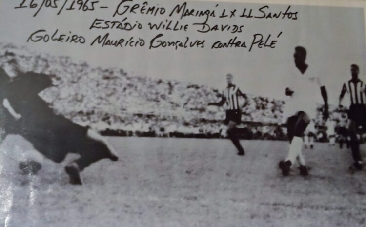 Imagem mostra o goleiro do GEM, Maurício Gonçalves, contra o gigante Pelé (Crédito: Museu Esportivo de Maringá)