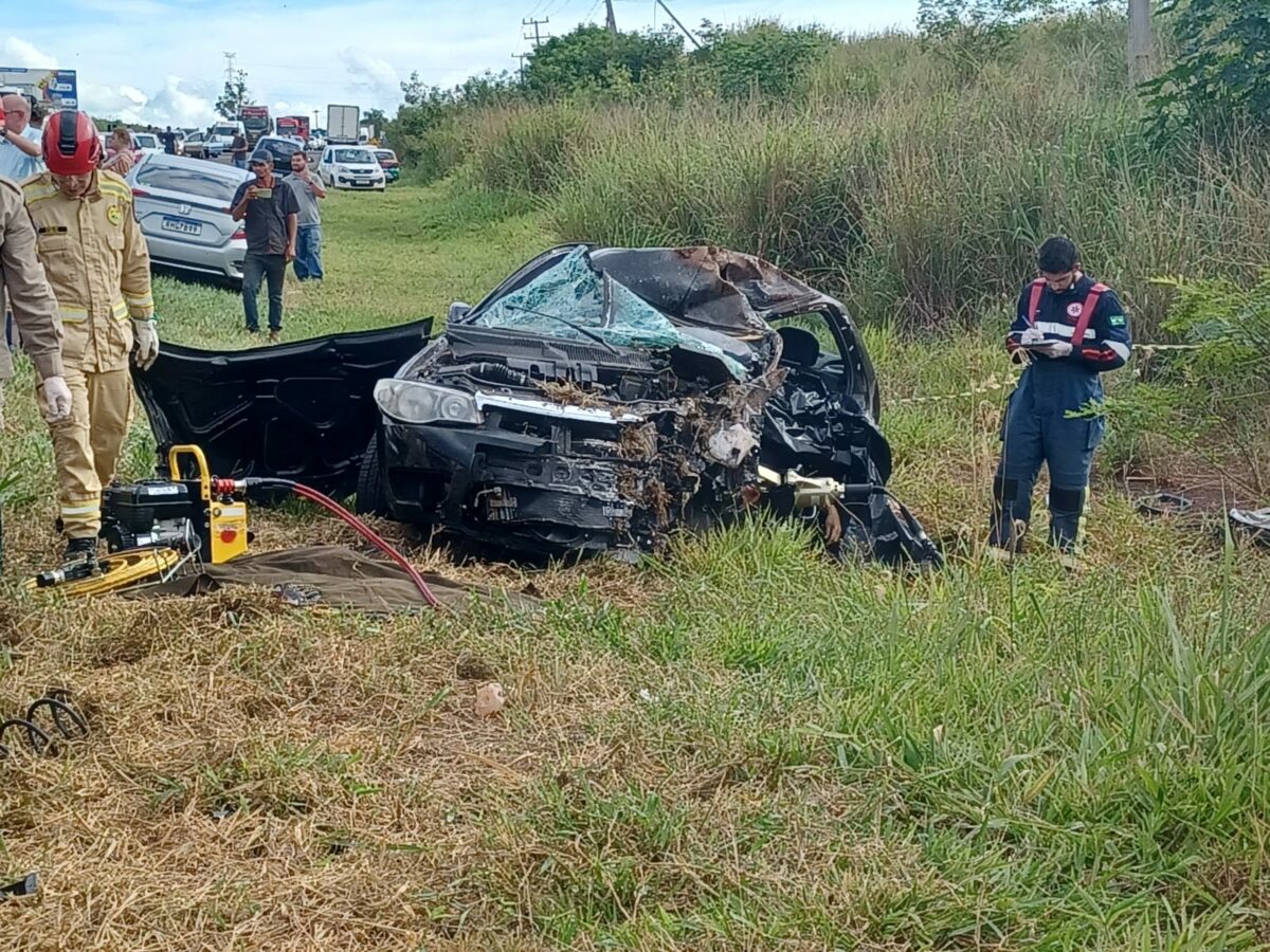 Homem de 29 anos morre após colisão entre carro e caminhão na PR 317