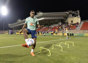 Lateral-esquerdo participou do treino nesta quarta-feira e deve retomar condição de titular diante da Croácia na sexta-feira. Lucas Figueiredo/CBF