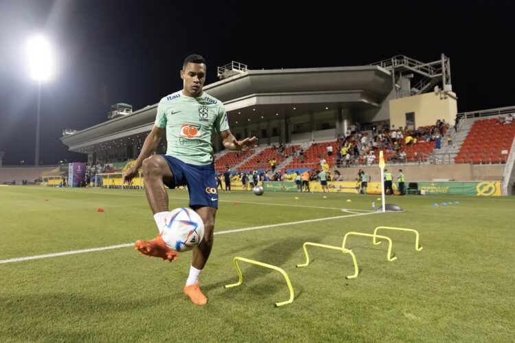 Lateral-esquerdo participou do treino nesta quarta-feira e deve retomar condição de titular diante da Croácia na sexta-feira. Lucas Figueiredo/CBF