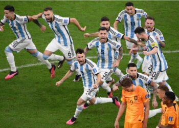 Argentinos comemoram vaga conquistada nos pênaltis com triunfo após empate em 2 a 2 quando venciam por 2 a 0 no Estádio Lusail. (Foto: Franck Fife/AFP)