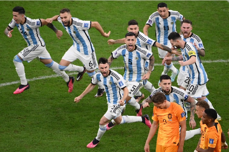 Argentinos comemoram vaga conquistada nos pênaltis com triunfo após empate em 2 a 2 quando venciam por 2 a 0 no Estádio Lusail. (Foto: Franck Fife/AFP)