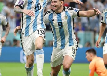 Messi, de pênalti, e Ávarez, duas vezes, fizeram os gols que levaram argentinos á decisão do Mundial no Catar. Crédito: Divulgação/Fifa