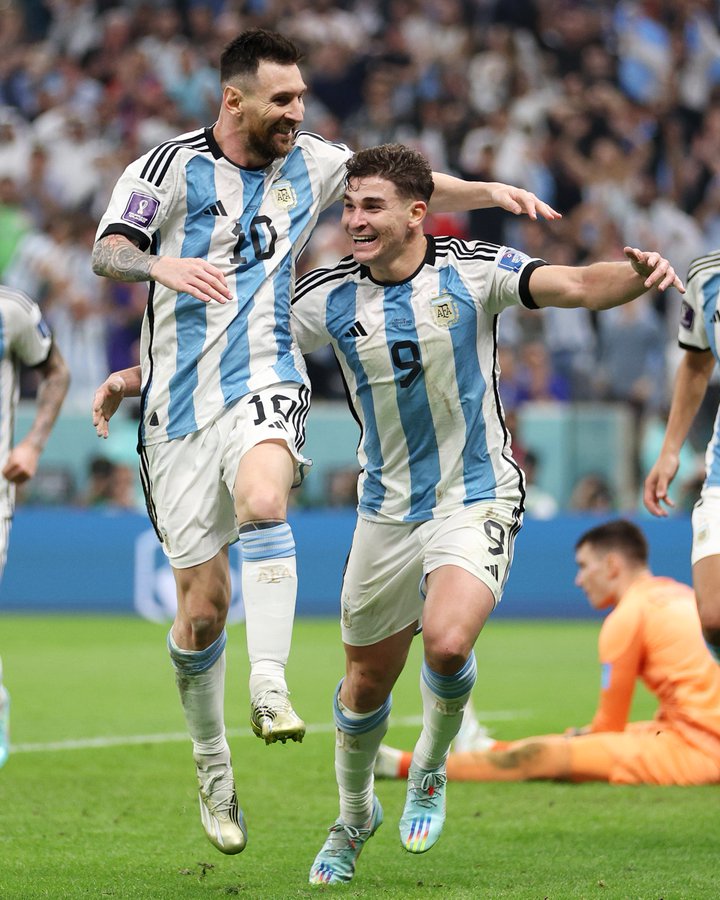 Messi, de pênalti, e Ávarez, duas vezes, fizeram os gols que levaram argentinos á decisão do Mundial no Catar. Crédito: Divulgação/Fifa