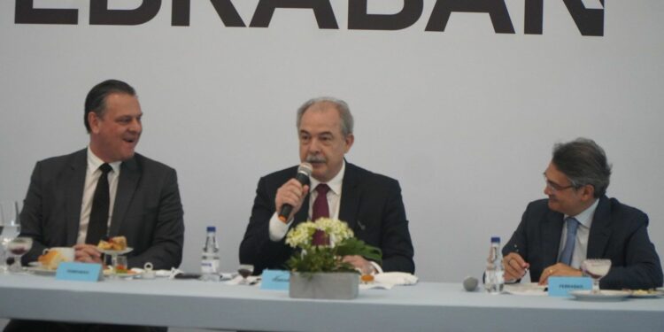 Após encontro com Febraban, Mercadante defende redução na TLP