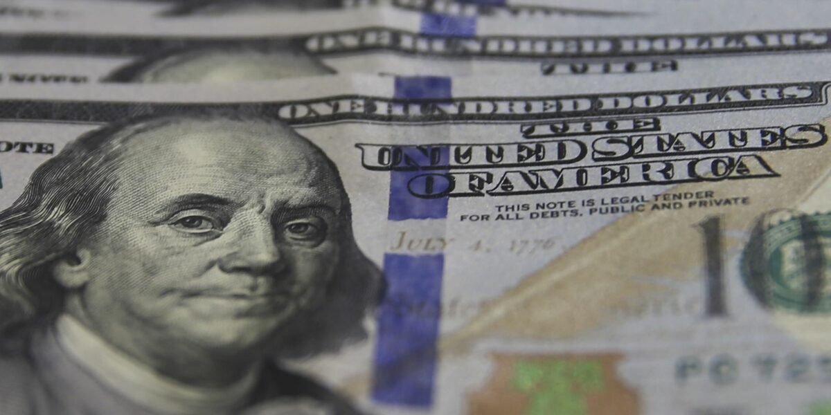 Dólar fecha praticamente estável com PIB melhor que o esperado nos EUA