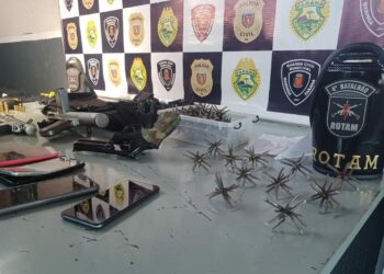 PM prende pai e filho com metralhadoras e um revólver em Maringá