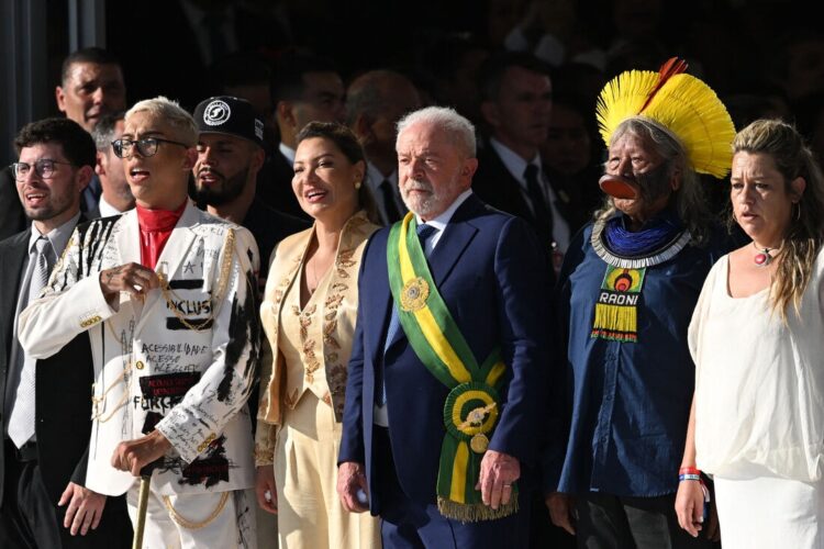 Moradora de Maringá que entregou faixa a Lula retorna a cidade e fala com jornalistas