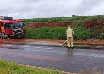 Vídeo – caminhão dos bombeiros se envolve em acidente em Maringá