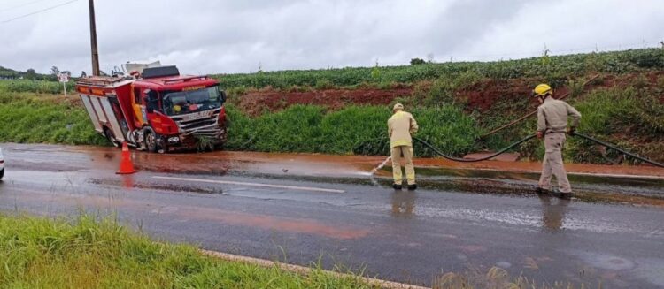 Vídeo – caminhão dos bombeiros se envolve em acidente em Maringá