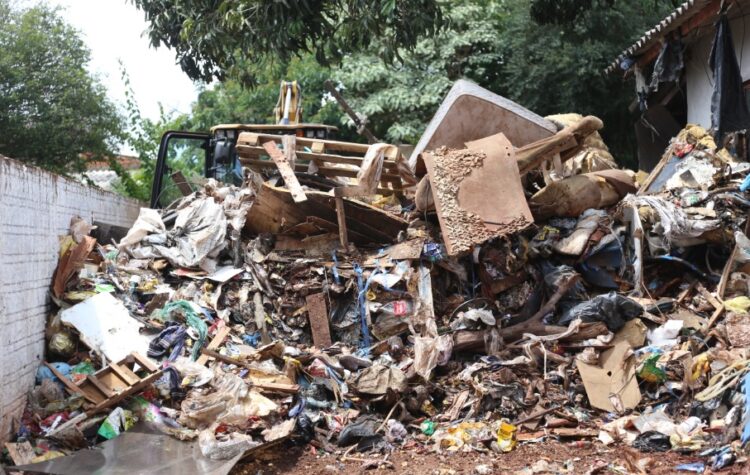 Selurb recolhe 38 toneladas de entulhos de apenas uma casa na zona norte de Maringá