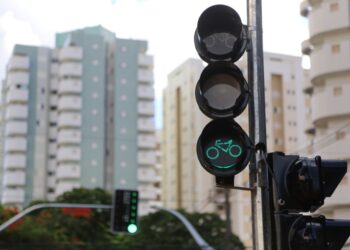 Semob começa a instalar semáforos em ciclovias de Maringá