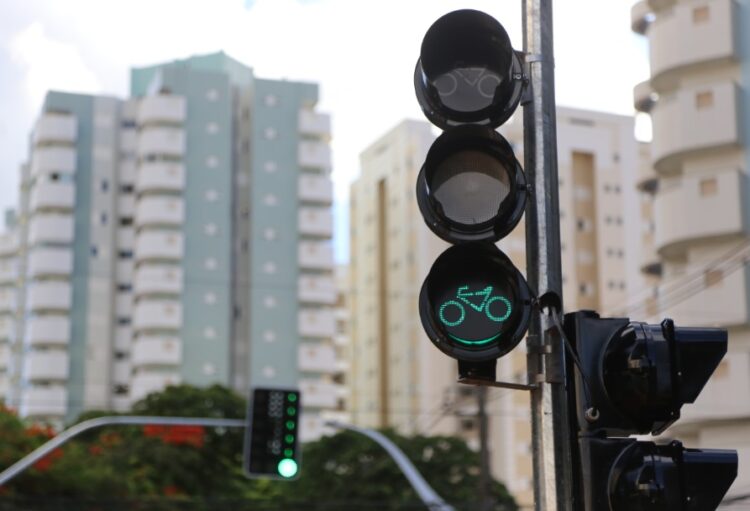 Semob começa a instalar semáforos em ciclovias de Maringá