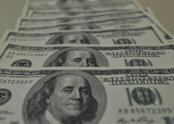 Dólar encosta em R$ 5,20 com inflação nos EUA