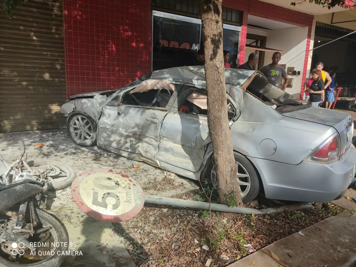 Motorista em alta velocidade, perde controle da direção e bate em quatro veículos em Maringá