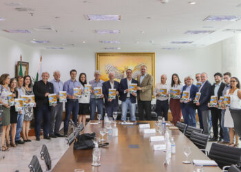 O governador Ratinho Júnior e outras autoridades participaram do lançamento da publicação Foto: Roberto Dziura/AEN