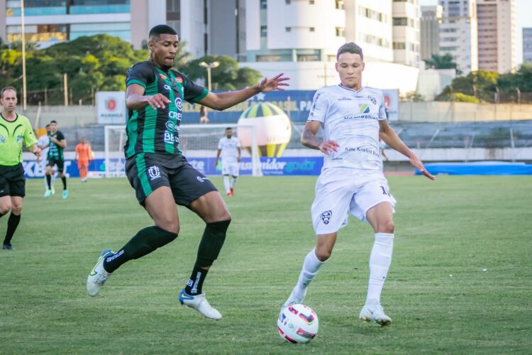 Partida histórica disputada no Estádio Willie Davids teve equilíbrio nas ações e terminou com placar de 1 a 1. Crédito – Fernando Teramatsu/Maringá FC