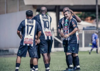 NA REDE – Jogadores do Alvinegro comemoram gol de Quaresminha que valeu liderança isolada do time maringaense na competição. Odair Figueiredo/GEMM