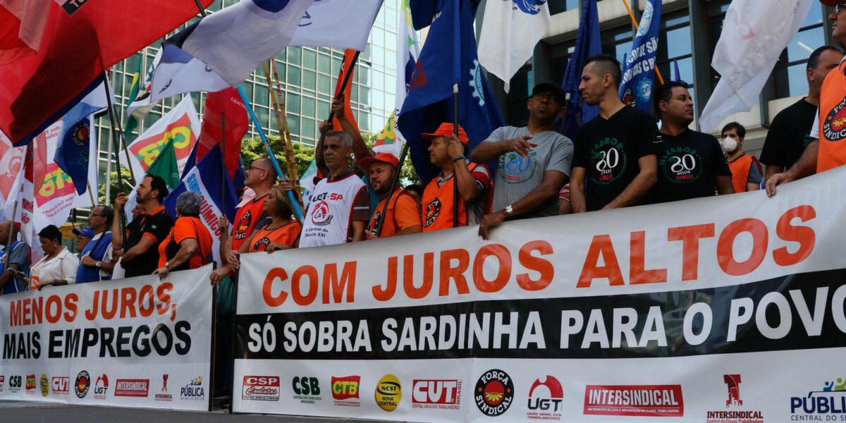 Centrais sindicais protestam contra taxa básica de juros de 13,75%