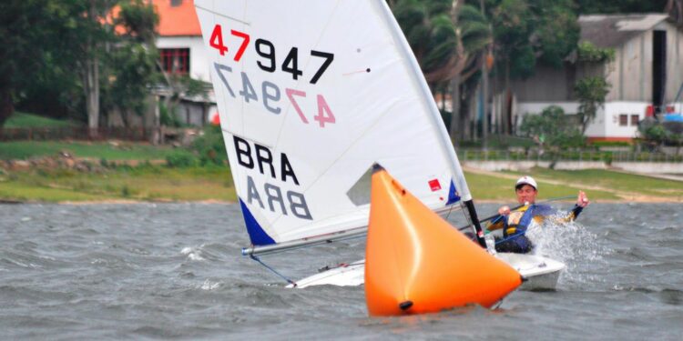 Aos 20 anos, velejador Nicolas Bernal sonha com vaga no Pan-Americano