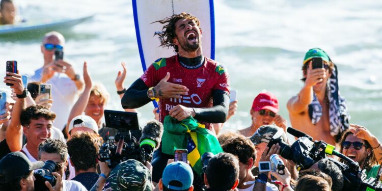 Brasileiro João Chianca vence etapa de Portugal do Mundial de surfe