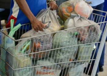 Começa a fiscalização da lei que proíbe comércio de distribuir sacola plásticas
