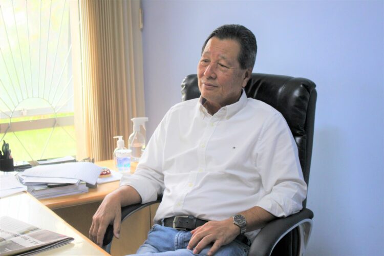 Nishimori, em seu escritório maringaense, antes da viagem para a missão no Japão (Crédito: Pâmela Maria/O Maringá)
