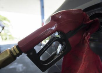Governo dá prazo de 5 dias para denúncia de preço abusivo da gasolina
