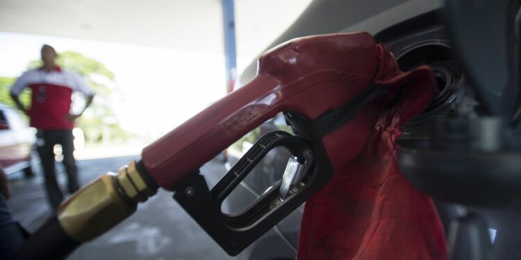 Governo dá prazo de 5 dias para denúncia de preço abusivo da gasolina