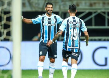 Grêmio vence no Mané Garrincha e avança na Copa do Brasil