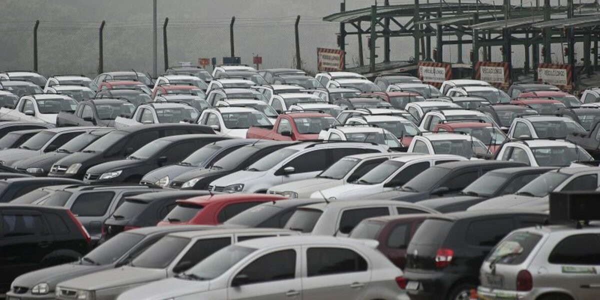 Montadoras paralisam produção e dão férias coletivas aos funcionários