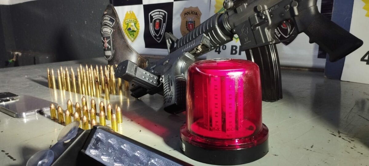PM apreende fuzil, pistola, munições e recupera veículos roubados