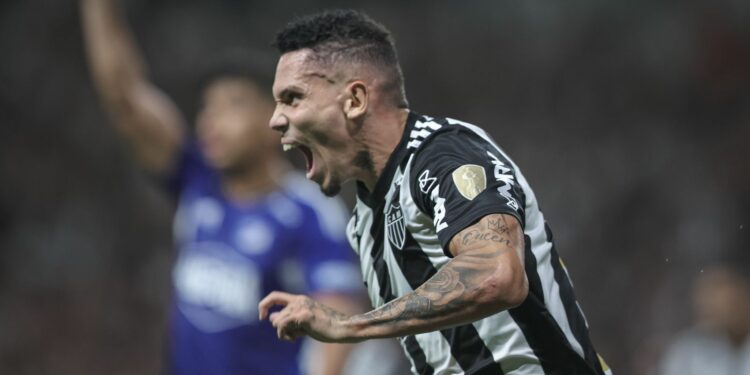 Paulinho decide e Atlético-MG chega à fase de grupos da Libertadores