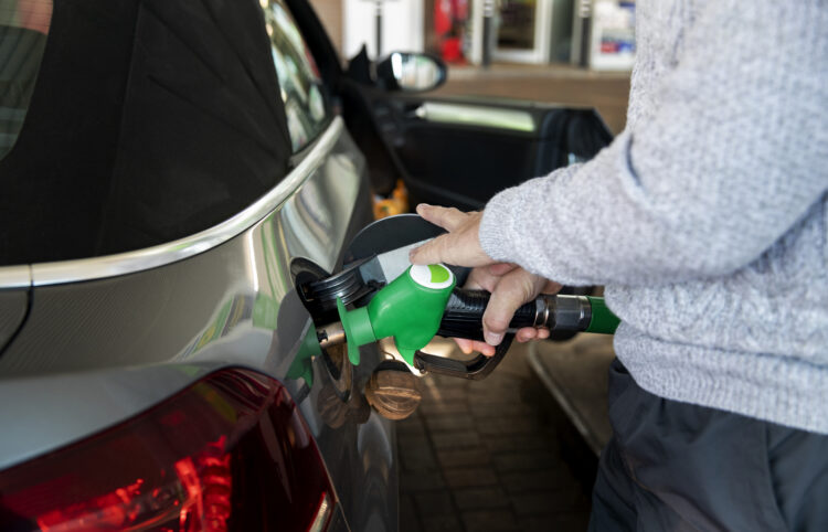 Preço dos combustíveis é barreira para brasileiro comprar veículo, aponta pesquisa