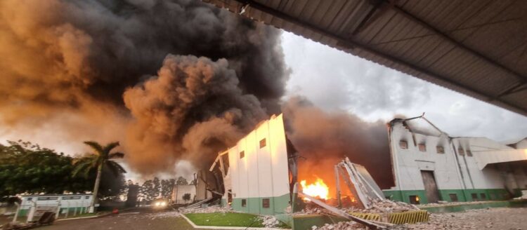 incêndio destrói barracão da Cocari