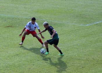 Jogo-treino entre Apucarana (camisa branca) e Maringá FC (Crédito: Assessoria)