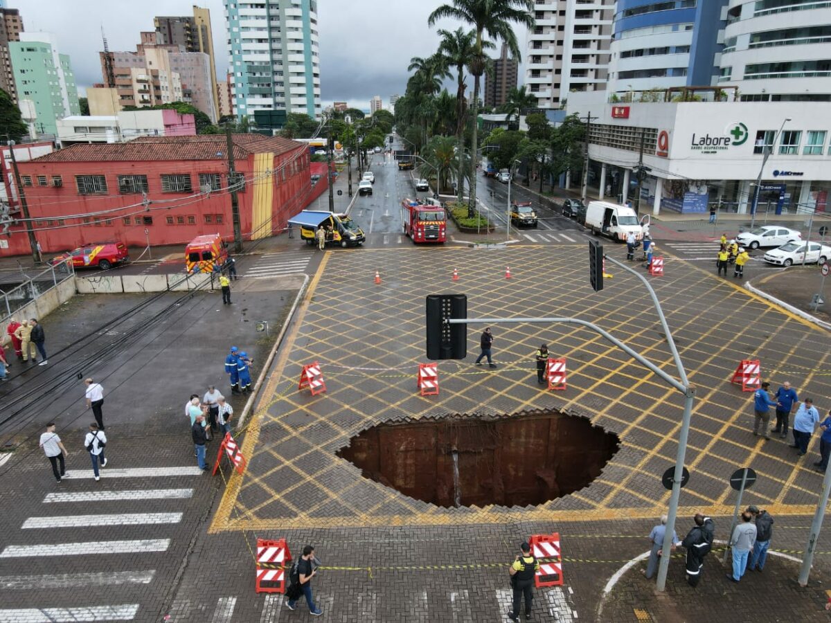 Prefeitura e Sanepar trabalham para recuperar estragos causados em cruzamento no Centro